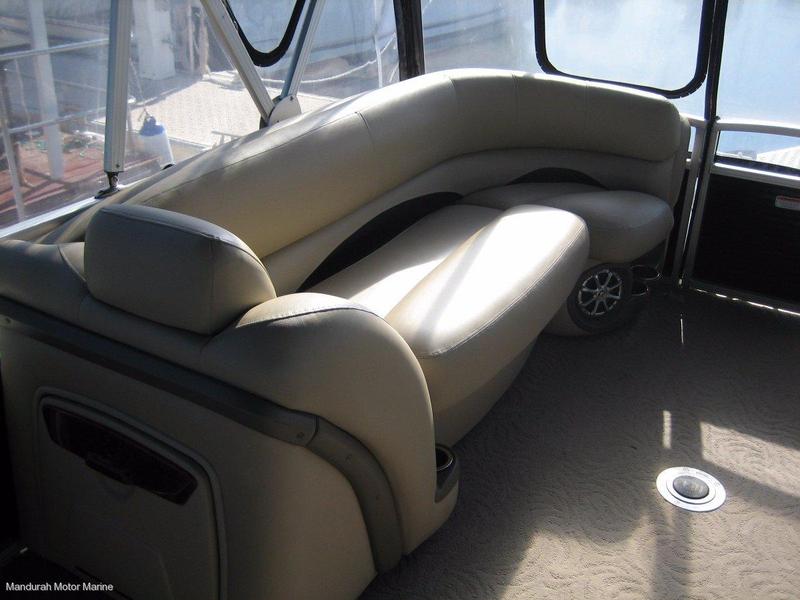 Sun Tracker Party Barge 250 XP3 Regency Edition
