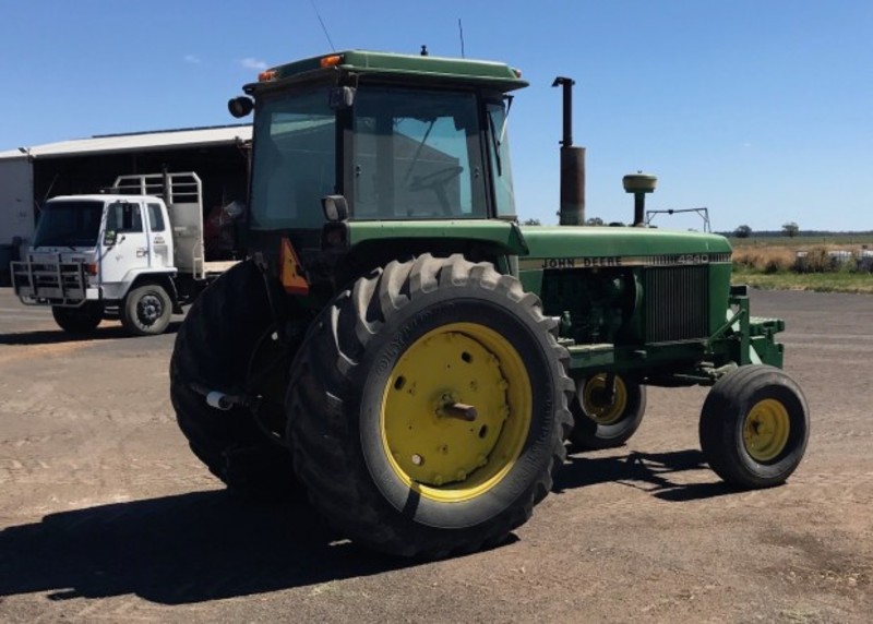 JOHN DEERE 4240 Tractor