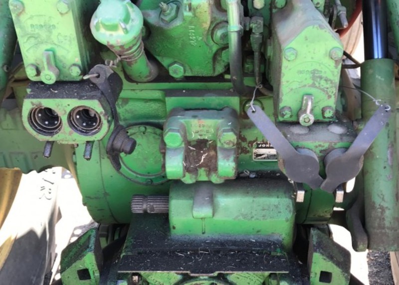 JOHN DEERE 4240 Tractor