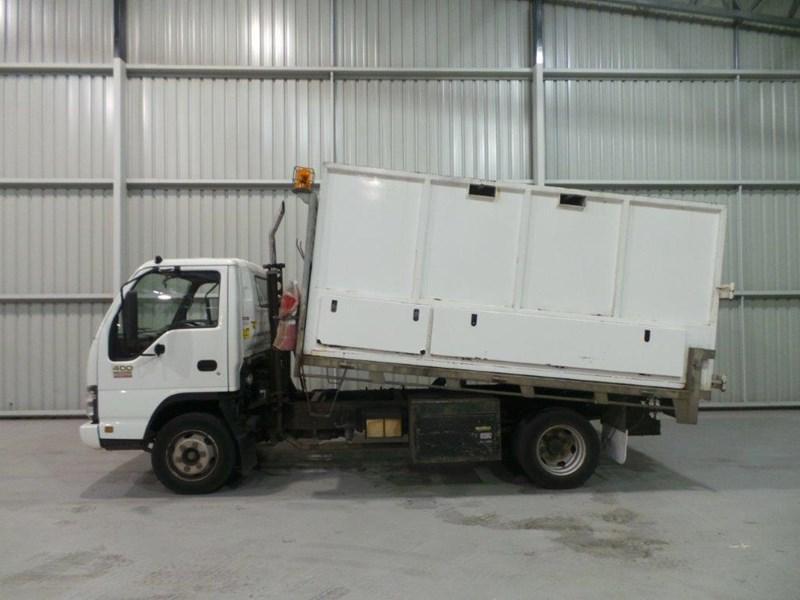 2006 ISUZU NPR400