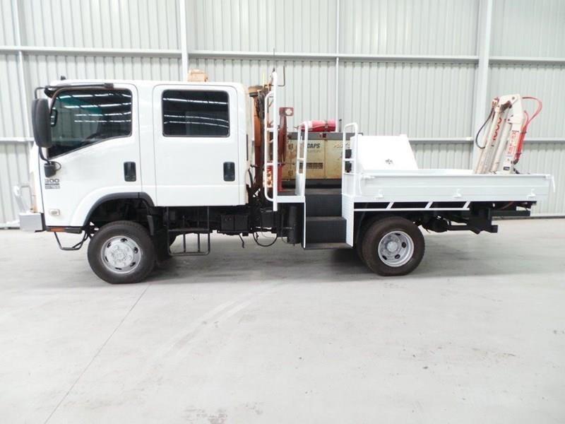 2011 ISUZU NPS300 4X4 SERVICE TRAY TRUCK