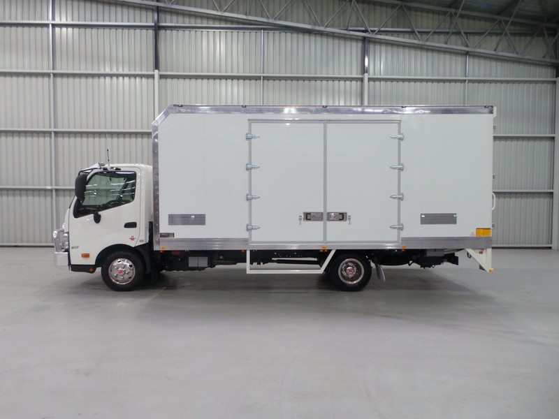 2016 HINO 617 - 300 Series 617 - 300 Series Truck
