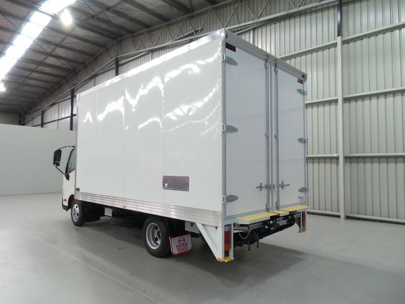 2016 HINO 616 - 300 Series 616 - 300 Series Truck