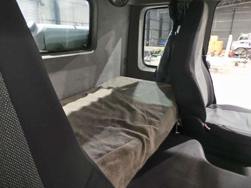 2005 VOLVO FM12