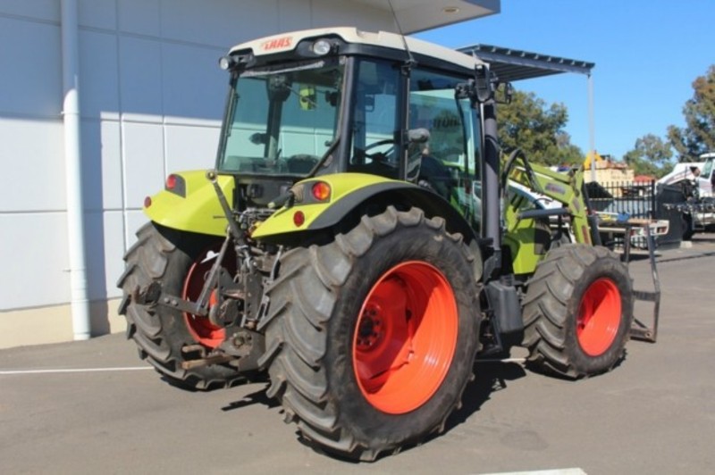 Claas AXOS 330 Tractor