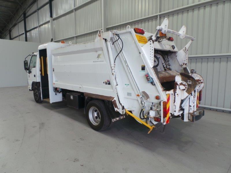 2006 ISUZU NPR400 GARBAGE COMPACTOR