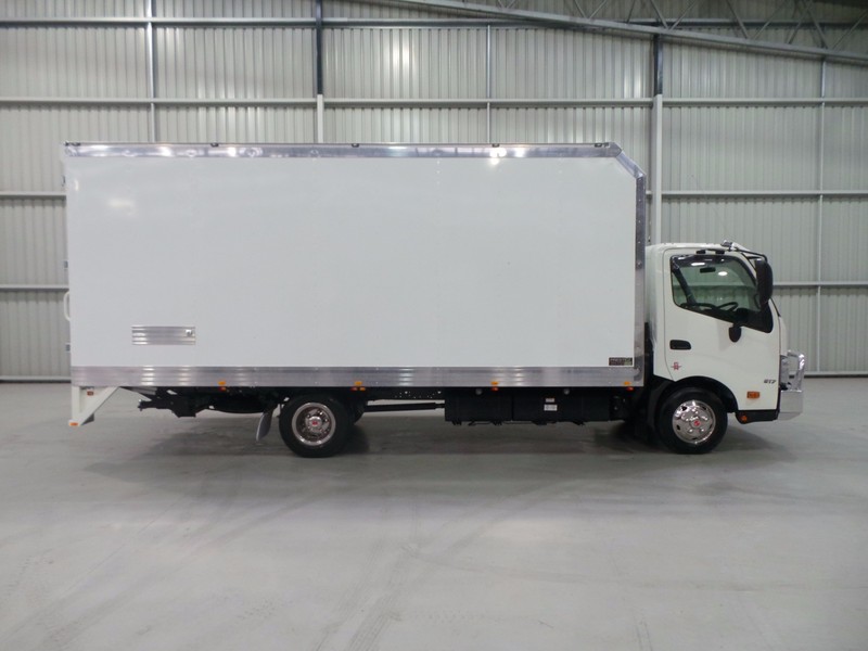2016 HINO 617 - 300 Series 617 - 300 Series Truck