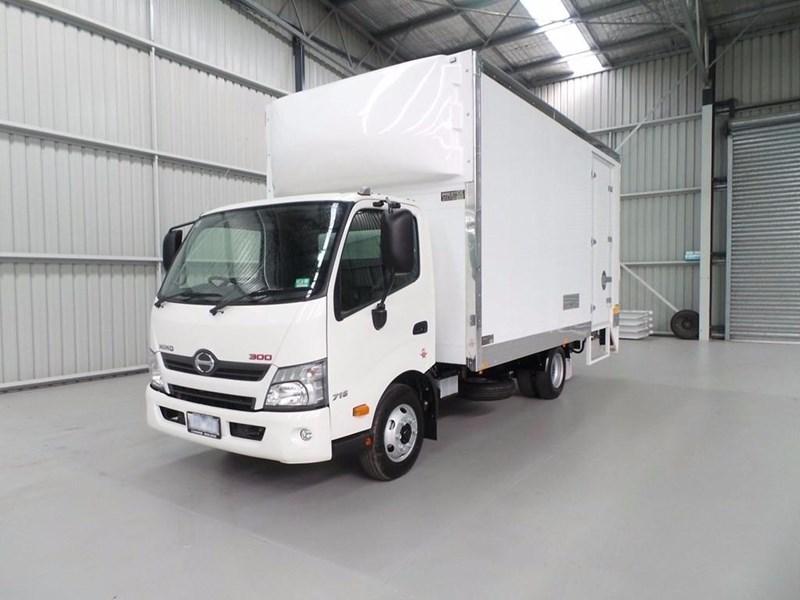 2017 HINO 300 SERIES - 716