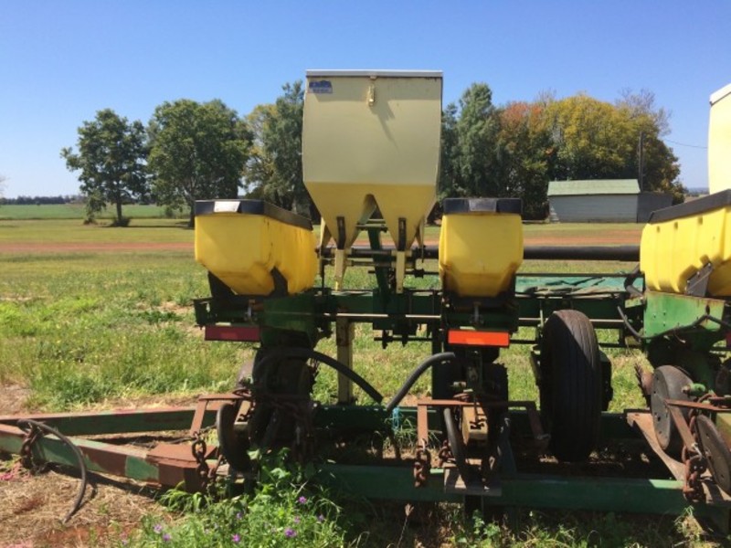 JOHN DEERE 1700 Seeding Planting Equip