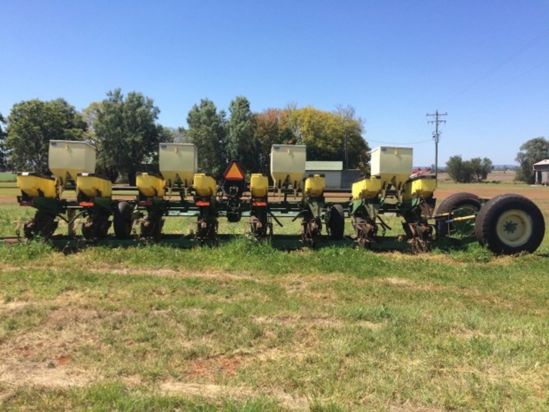 JOHN DEERE 1700 Seeding Planting Equip