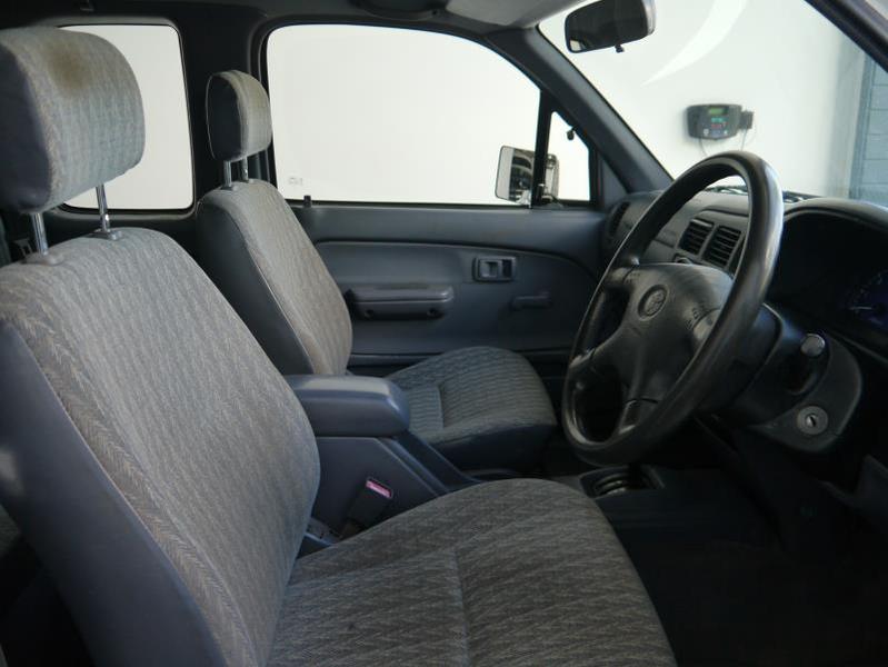 2004 TOYOTA HILUX WORKMATE