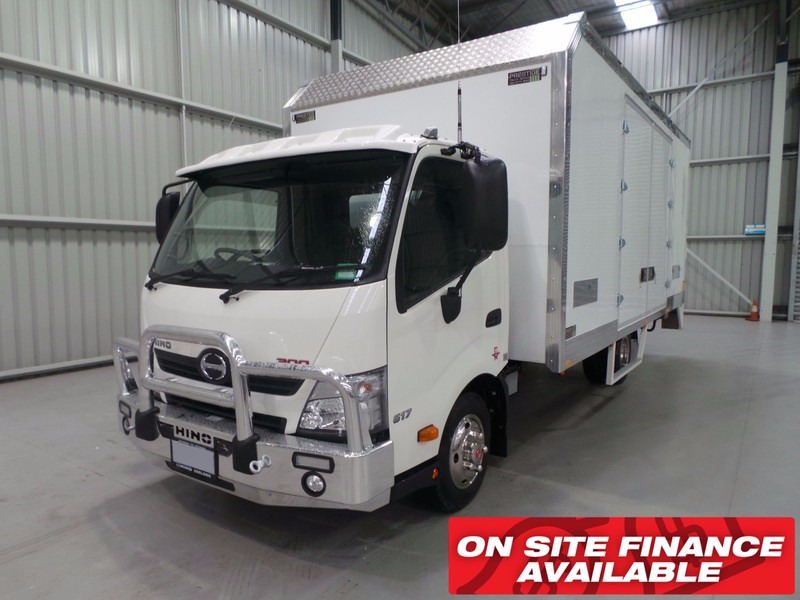 2016 HINO 617 - 300 Series 617 - 300 Series Truck