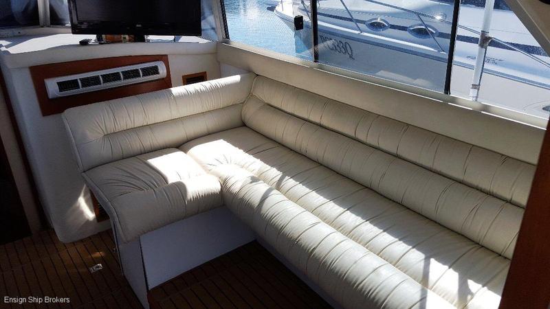 Caribbean 32 Flybridge Cruiser