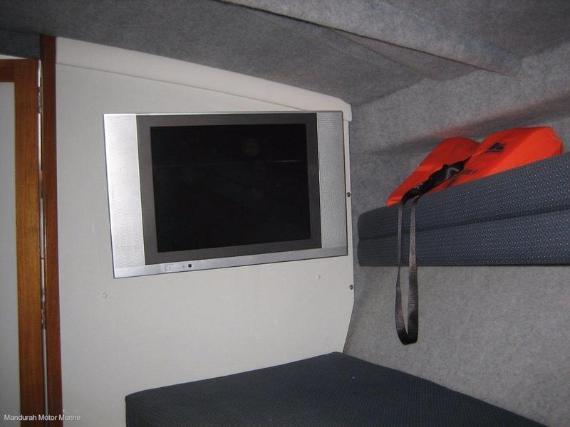 Caribbean 26 Flybridge Cruiser