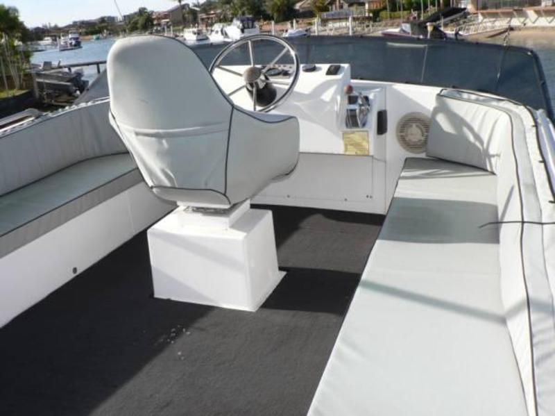 Riviera 30 Flybridge