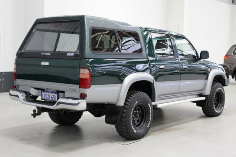 2002 TOYOTA HILUX SR5 (4x4) KZN165R