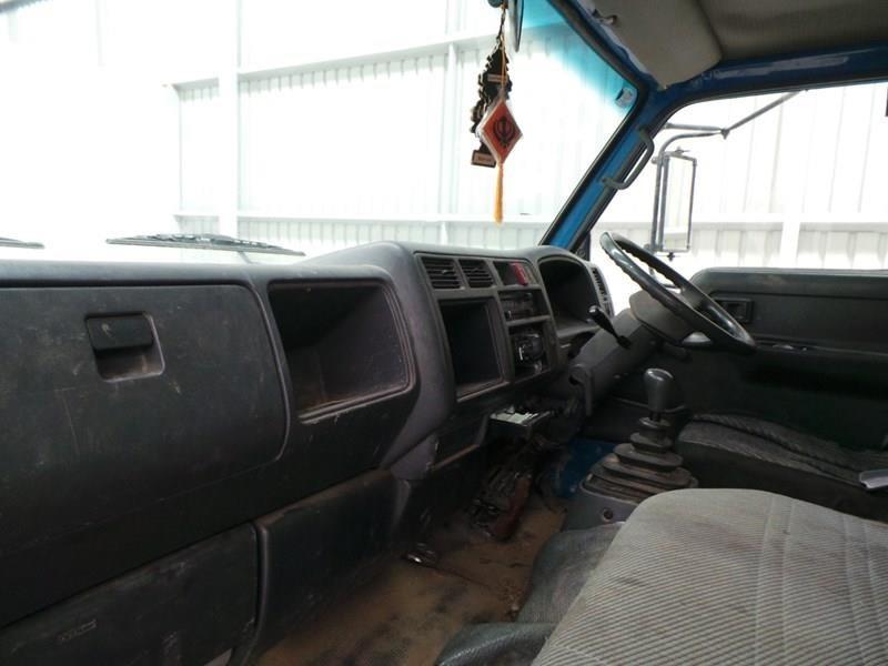 2001 TOYOTA DYNA TRAY TRUCK