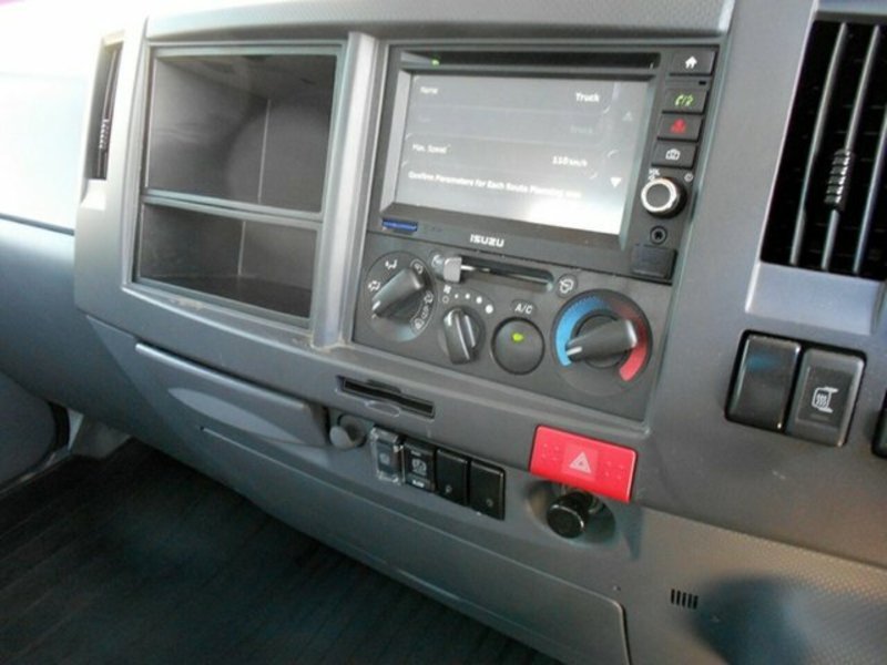 2013 ISUZU NPR 200 MEDIUM