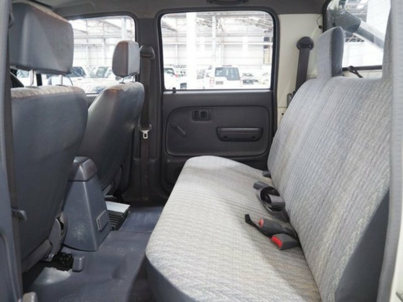 2003 TOYOTA HILUX (4x4) VZN167R