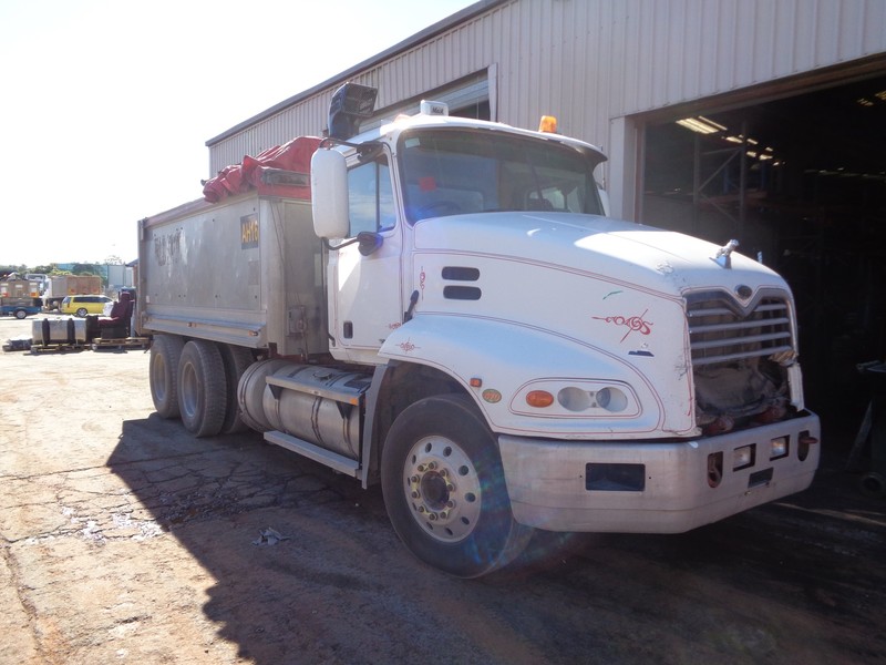 2004 MACK VISION CX VISION VISION Truck