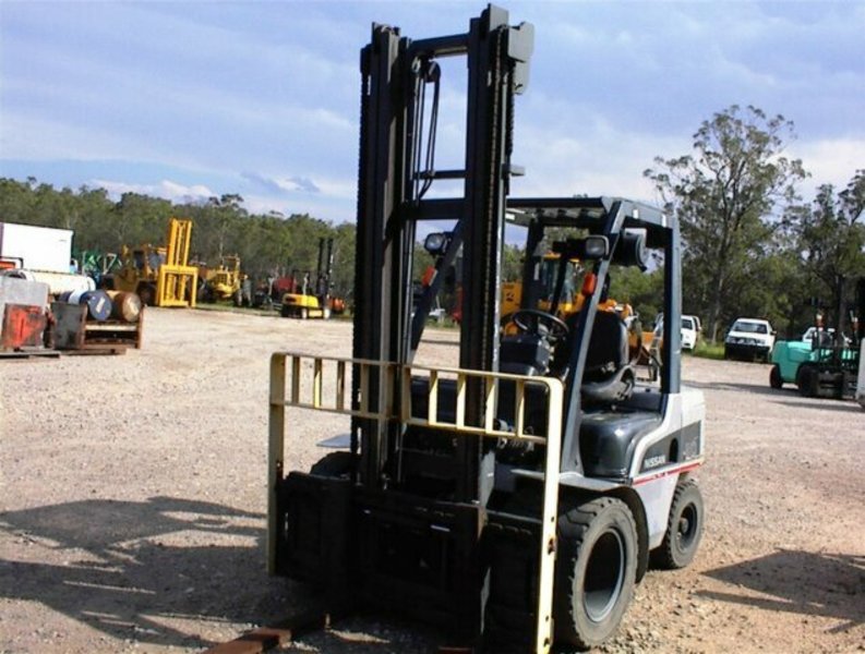 NISSAN 3 tonne dual fuel forklift