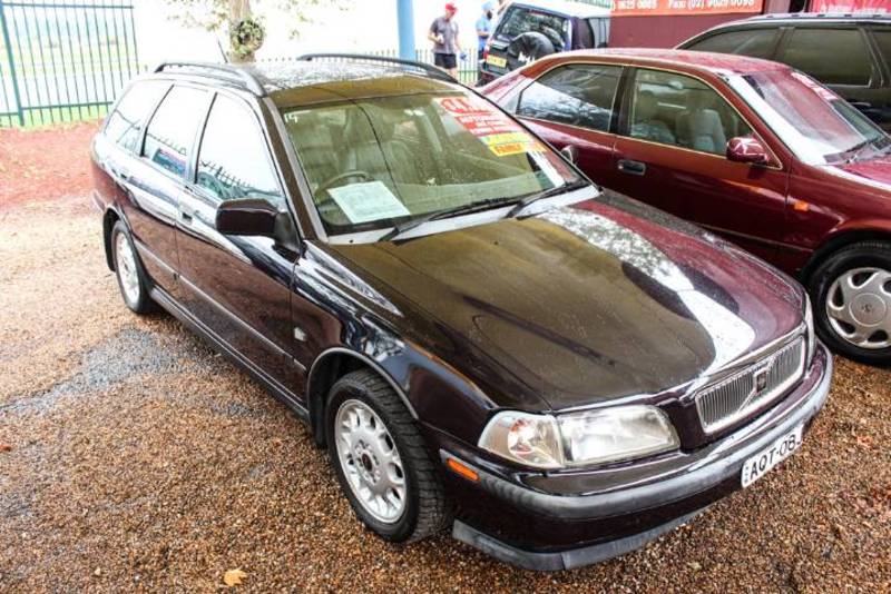 2000 VOLVO V40 2.0 SE