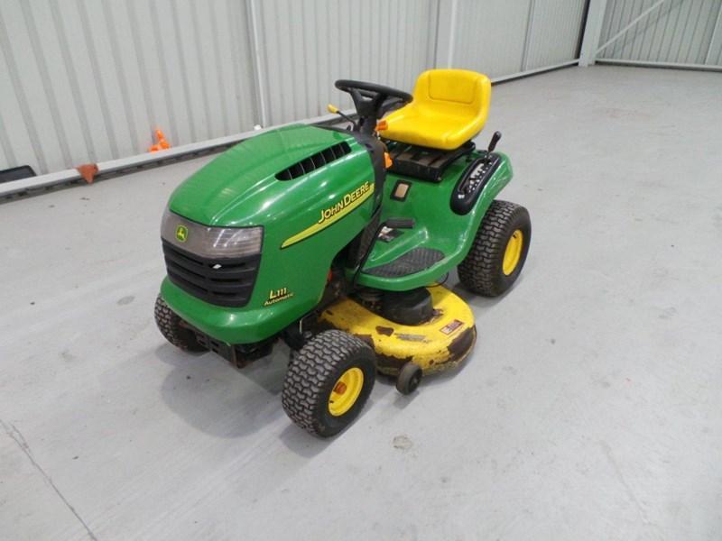 JOHN DEERE L111 RIDE ON MOWER