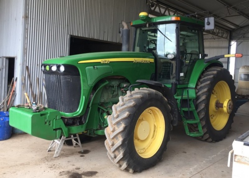 JOHN DEERE 8520 Tractor