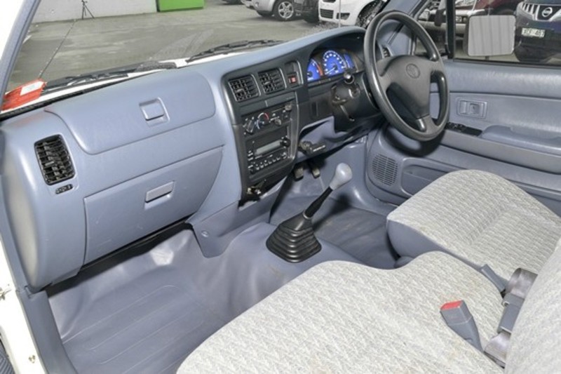 2004 TOYOTA HILUX WORKMATE RZN147R MY02