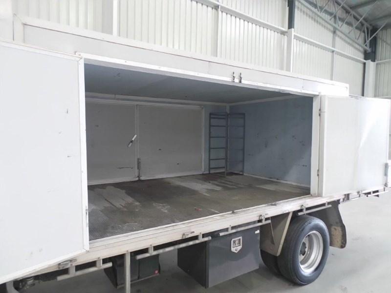 2010 ISUZU NPR200