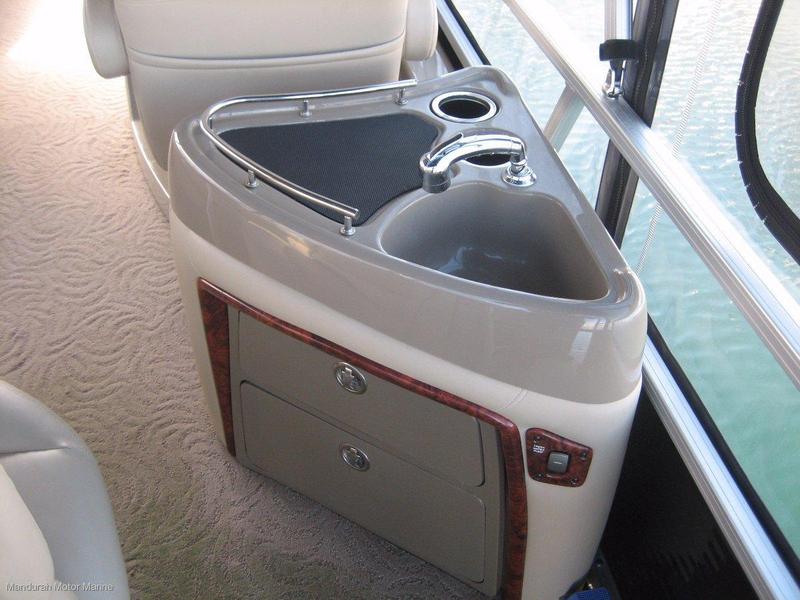 Sun Tracker Party Barge 250 XP3 Regency Edition