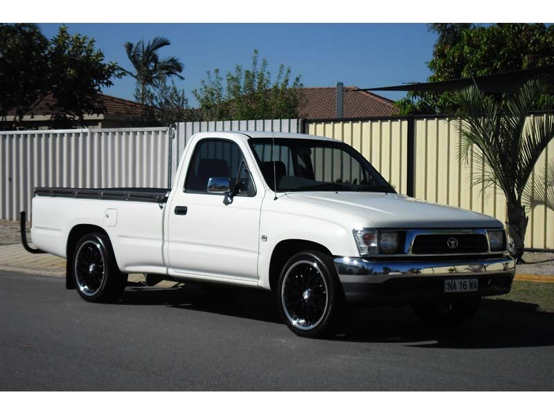 2000 TOYOTA HILUX WORKMATE RZN147R