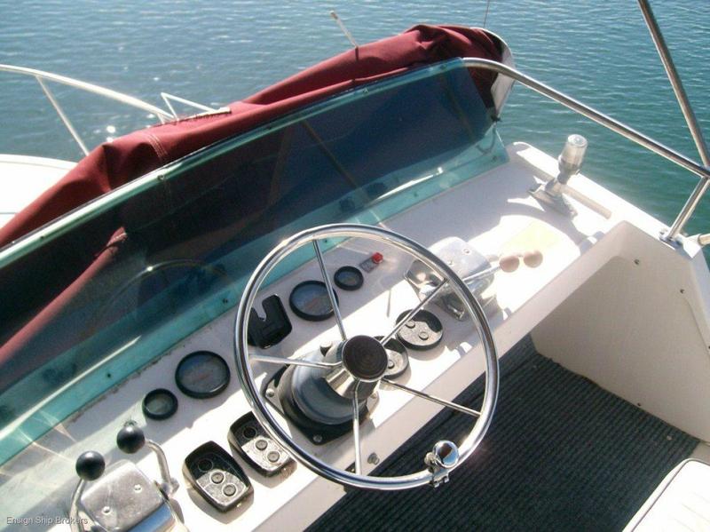 Bertram 25 Flybridge Cruiser
