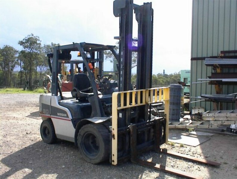 NISSAN 3 tonne dual fuel forklift