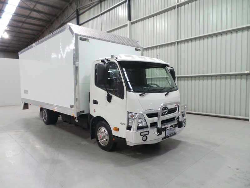 2016 HINO 617 - 300 Series 617 - 300 Series Truck