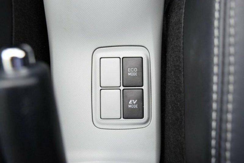 2013 TOYOTA PRIUS-C i-TECH HYBRID NHP10R