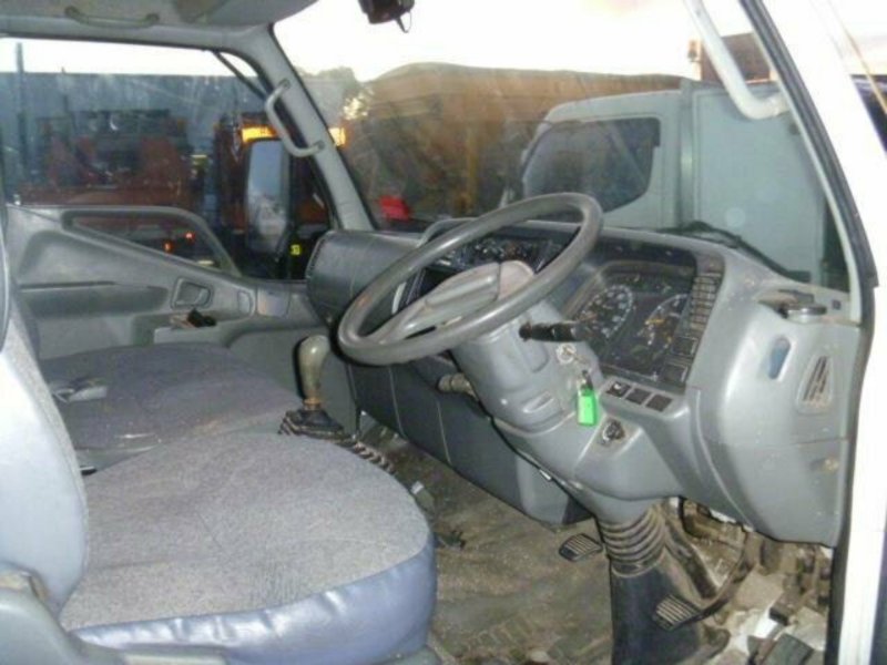 2004 MITSUBISHI CANTER