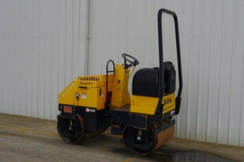 2002 Sakai 7811 CR270 Roller 