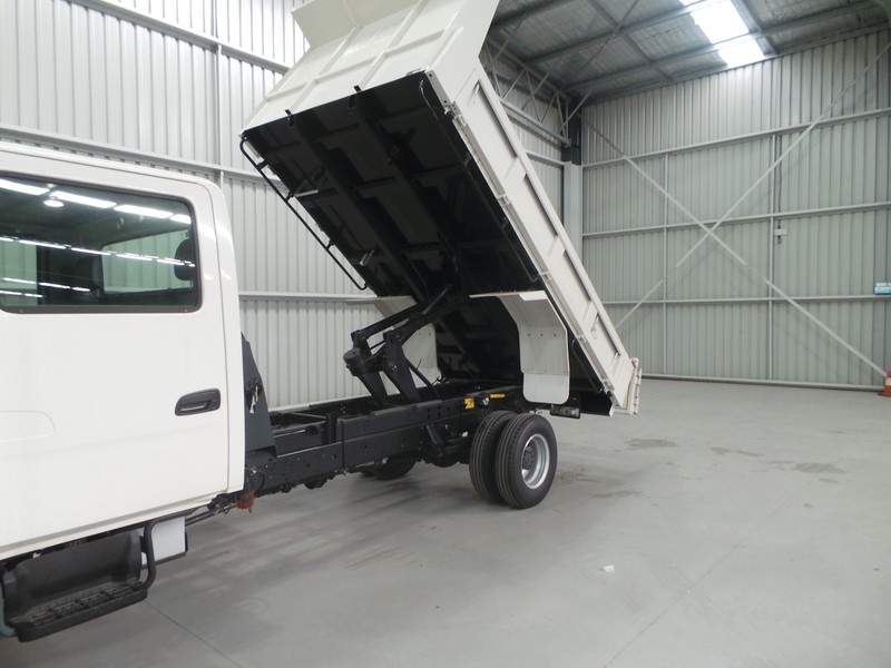 2016 HINO 717 - 300 Series 717 - 300 Series Truck