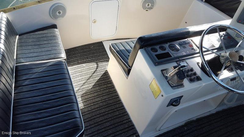 Caribbean 32 Flybridge Cruiser