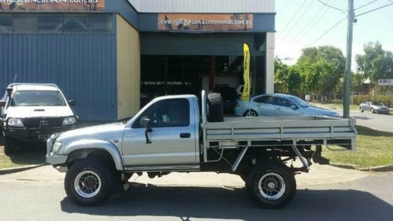 2004 TOYOTA HILUX (4x4) KZN165R