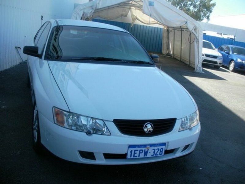 2004 HOLDEN COMMODORE