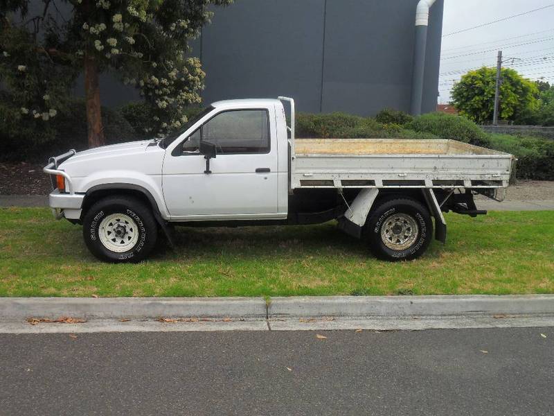 1990 NISSAN NAVARA DX (4x4)