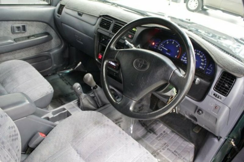 2002 TOYOTA HILUX SR5 (4x4) KZN165R