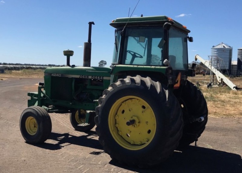 JOHN DEERE 4240 Tractor