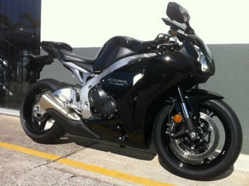 2011 HONDA CBR1000RR (fireblade) 1000CC MY11608726