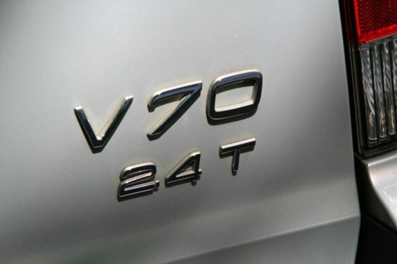 2000 VOLVO V70 2.4T SE