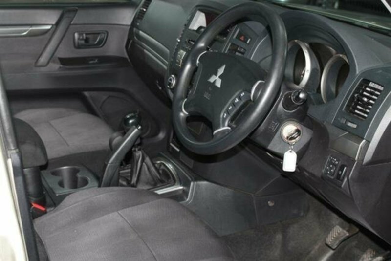 2011 MITSUBISHI PAJERO GL LWB (4x4) NT MY11