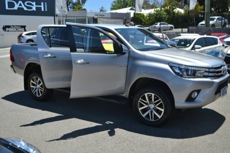 2016 TOYOTA HILUX SR5 (4x4) GUN126R