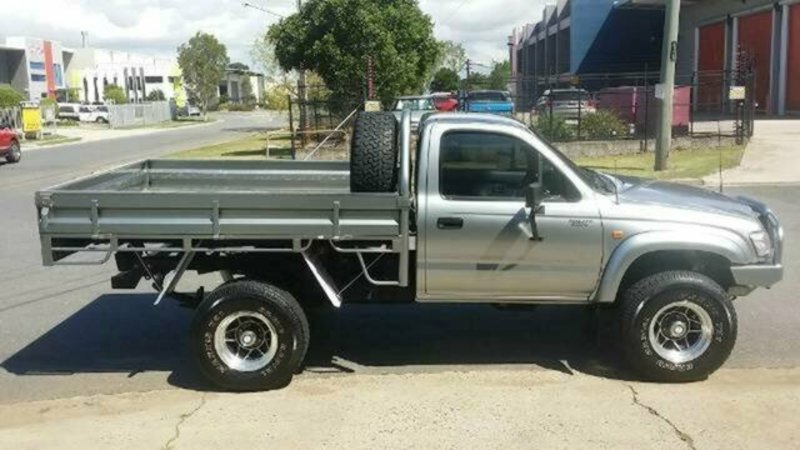 2004 TOYOTA HILUX (4x4) KZN165R